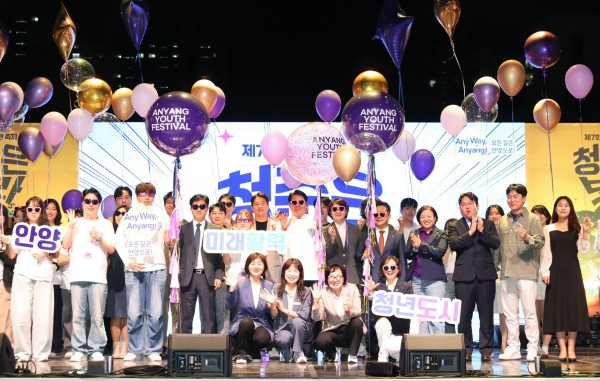 [사진] 10월 10일 열린 제7회 안양청년축제에 참석한 참가자들이 기념사진을 찍고 있다