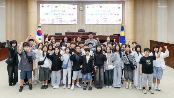 [사진] 안산시의회가 지난 1일 안산중앙초등학교 4학년 학생 78명을 대상으로 ‘열린의회 교실’을 운영했다.