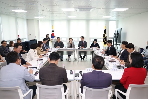 [사진] 수원특례시의회와 진주시의회 관계자들이 12일 의회 세미나실에서 간담회를 갖고 있다.
