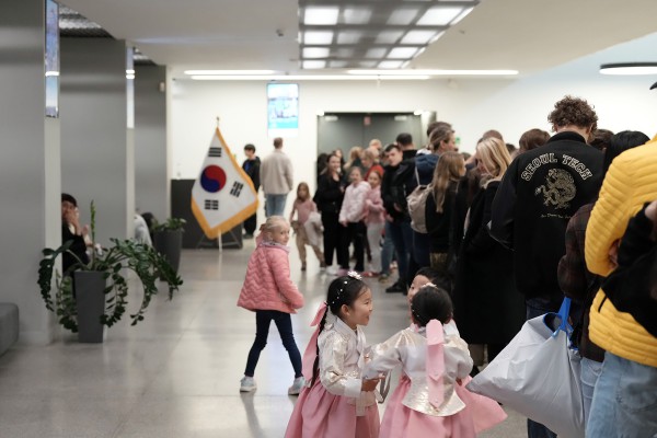 [사진] 10월 10일(현지시간) 폴란드 브로츠와프에서 열린 ‘2026 한국의 날 페스티벌’ 공연장이 관객들로 가득 찬 가운데 폴란드 시민과 교민들이 입장 순서를 기다리며 공연장 밖에 길게 줄을 서 있다