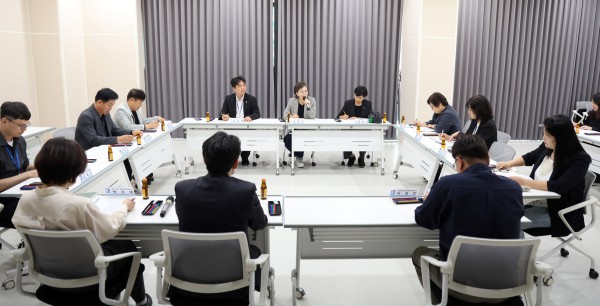 [사진] 수원역 일대 쓰레기 문제 개선을 위한 상인회 간담회에서 참석자들이 의견을 나누고 있다.