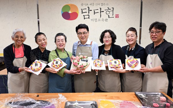 [사진] 김원기 시장이 10월 8일 떡 체험공방 ‘담다헌’에서 떡케이크를 만든 후 기념촬영을 하고 있다.