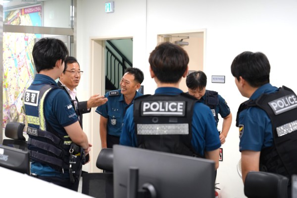 [사진] 이현재 하남시장이 25일 추석 연휴 관내 미사강변지구대를 찾아 비상근무 중인 경찰관들의 노고를 격려하고 치안 유지 상황을 점검하고 있다.
