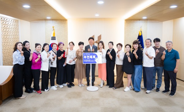 [사진] 조용익 시장과 ‘부천톡톡’ 참여자들이 기념사진을 촬영하고 있다
