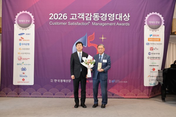 [사진] 씨젠의료재단 한규섭 대표의료원장이 고객감동경영대상 11주년 연속 수상 관련 기념 촬영을 하고 있다.
