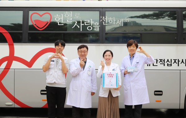 [사진] 순천향대 부천병원이 19일 ‘혈액수급 안정을 위한 헌혈행사’를 진행하고 있다.(좌측 첫 번째 순천향대학교 임상병리학과 이영섭 학생, 세 번째 순천향대 부천병원 최수인 수혈관리실장)