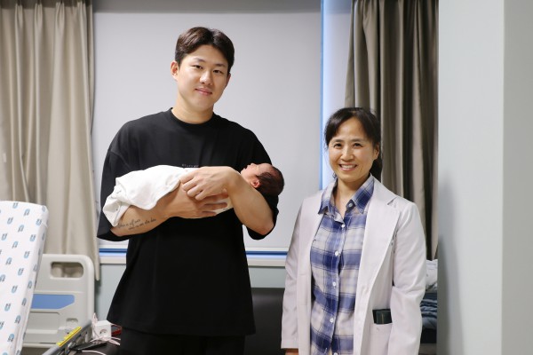 [사진] KT 위즈 최원준 선수와 분당차여성병원 산부인과 장지현 산부인과 교수