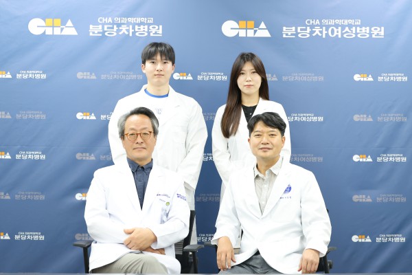[사진] (앞 좌측부터 시계반대방향) 정형외과 김재화, 이순철 교수, 김정인 연구교수, 김진수 박사과정생