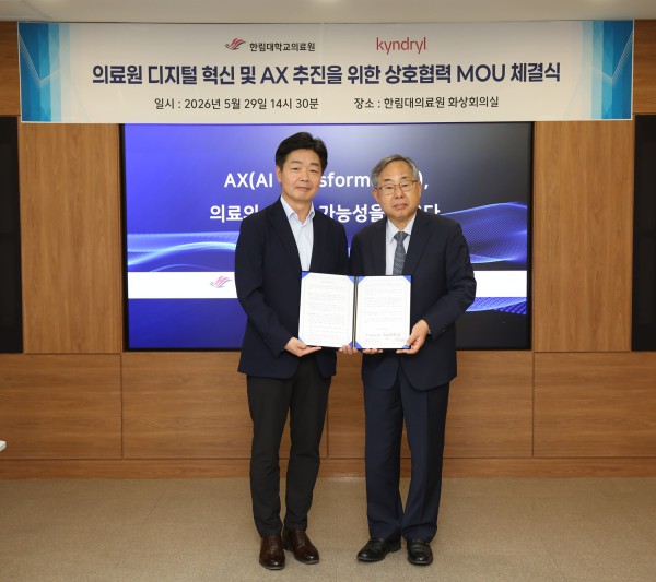 [사진] 한림대학교의료원 김용선 의료원장(우)과 킨드릴코리아 이기열 대표(좌)가  5월 29일 ‘에이전틱 AI 기반 의료서비스 혁신’을 위한 업무협약을 맺고 기념촬영을 하고 있다