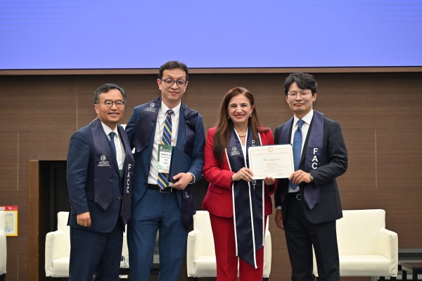[사진] 일산차병원 심혈관센터장 김원장 교수(오른쪽 첫번째)가 ‘2026 American College of Cardiology Convocation’ 공식 지도전문의 자격을 취득한 후 기념사진을 촬영하고 있다