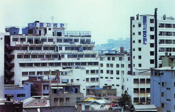 [사진] 1980년대 서울을지병원과 을지로 전경. 을지재단은 지난 1956년 고(故) 범석 박영하 박사가 서울 을지로에서 개원한 박산부인과의원을 모태로 의료와 교육을 두 축으로 성장하며 사회적 역할을 확대해 왔다.