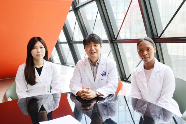 [사진] 분당차병원 정형외과 이순철 교수(가운데), 김정인 연구교수(좌측), 차 의과학대학교 박사과정생 시페시흘레 카산드라 논졸라(우측)