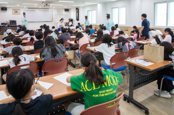 [사진] 수원향교에서 ‘제2회 수원향교 어린이백일장’ 행사를 진행하고 있다.