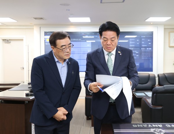 [사진] 최대호 안양시장이 2일 오후 집무실에서 시청사 기업유치 공모 추진계획 보고 서류를 살펴보고 있다 (2) (왼쪽부터)정규주 비서실장과 최대호 안양시장