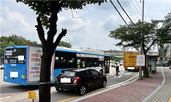 [사진] 불법 주·정차 차량으로 인해 차로에서 승객이 승차하는 모습 
