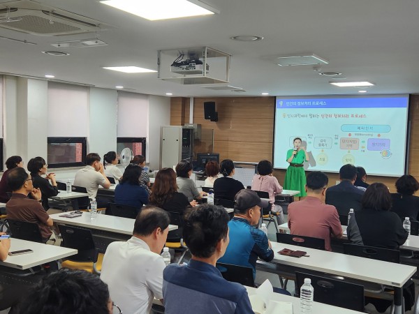 [사진] 26일 ABC행복학습타운에서 시흥북부여성기업인협의회 회원과 소공인이 산업단지 AX교육을 받고 있다