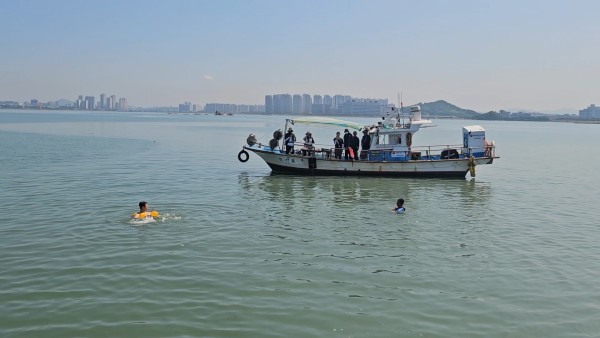 [사진] 7일 오이도항 일원에서 인천해양경찰서와 어촌계 관계자들이 구명조끼 착용 시연회를 진행하고 있다