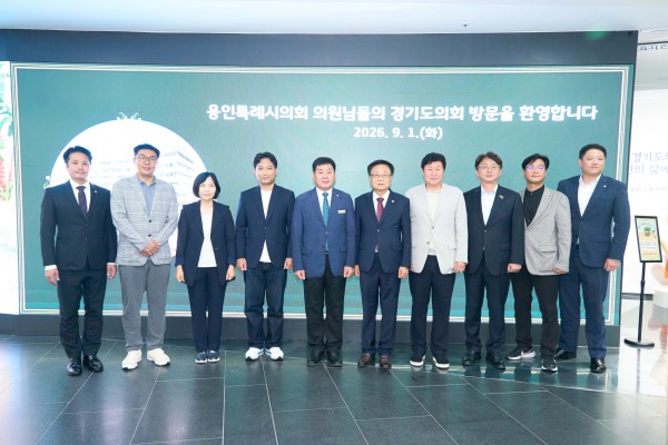[사진] 용인특례시의회 도시건설위원회 위원들과 고찬석 경기도의회 건설교통위원회 위원장이 기념촬영을 하고 있다.