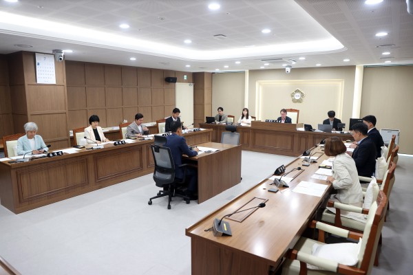 [사진] 수원특례시의회 문화체육교육위원회가 23일 제403회 임시회 중 제7차 회의를 열고 2026년도 제1회 추가경정예산안 예비심사 결과를 의결하고 있다