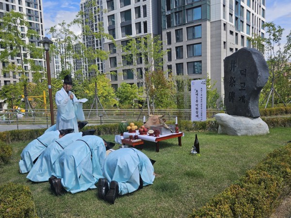 [사진] 안양시 동안구 호계1동 주민자치위원회는 지난 14일 덕현정제를 봉행했다