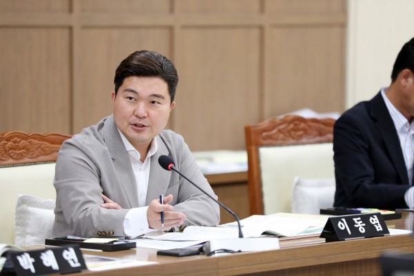 [사진] 이동엽 수원특례시의회 의원이 제403회 임시회 문화체육교육위원회 회의에서 청소년 마약 예방과 지역사회 안전망 강화방안에 관해 발언하고 있다