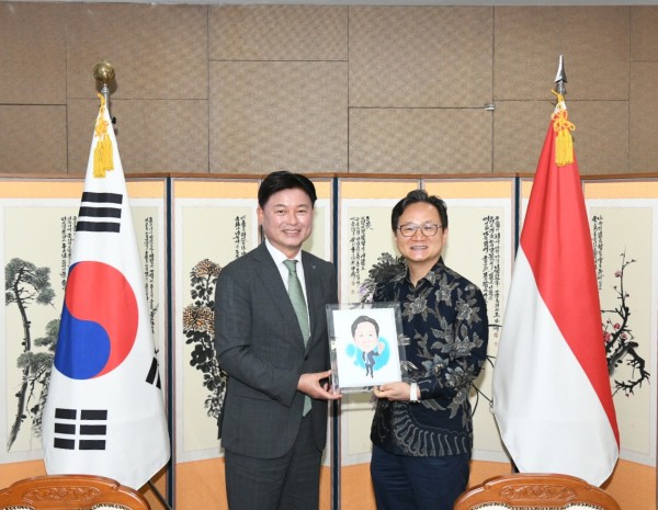 [사진] 조용익 부천시장(왼쪽)이 26일 ‘주인도네시아 대한민국 대사관’을 방문해 부천시 기업과 의료기관의 인도네시아 진출 지원 방안에 대해 이야기했다.