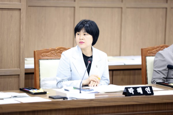 [사진] 박혜연 수원특례시의회 의원이 제403회 임시회 문화체육교육위원회 회의에서 수원시민회관 어린이 놀이·체험공간 조성사업에 관해 발언하고 있다