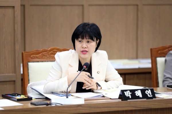[사진] 박혜연 수원특례시의회 의원이 16일 열린 제403회 임시회 문화체육교육위원회 2026년도 주요업무 추진실적 보고에서 질의하고 있다