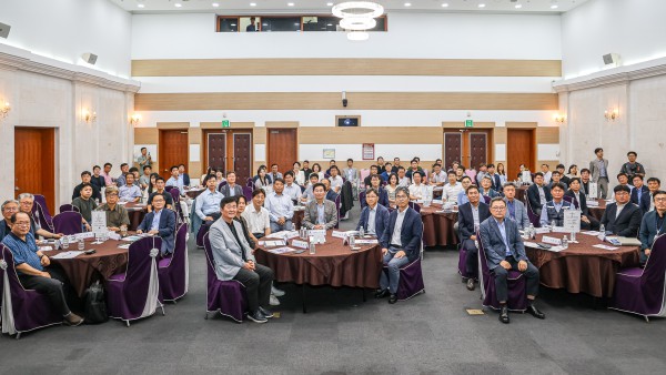 [사진] 11일 시청 컨벤션홀에서 이상일 시장과 설명회 참석자들이 기념사진을 찍고 있다