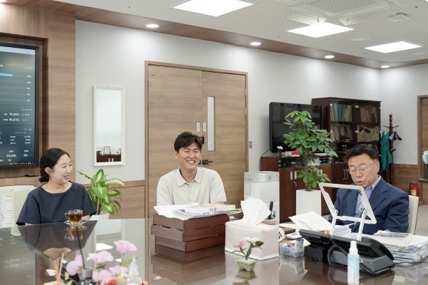 [사진] 신상진 성남시장이 8월 13일 성남시청에서 솔로몬의 선택 예비부부들과 차담회를 갖고 결혼을 앞둔 청년들을 격려하고 있다