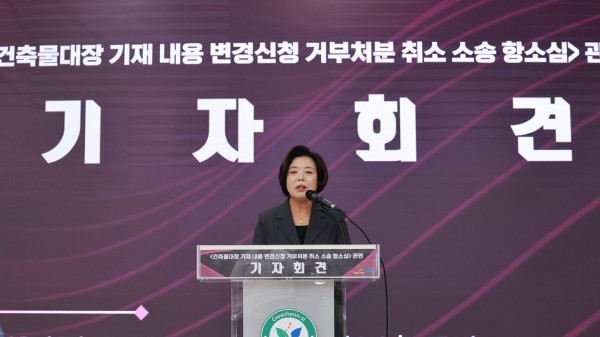 [사진] 신계용 과천시장이 기자회견에서 입장을 발표하고 있다