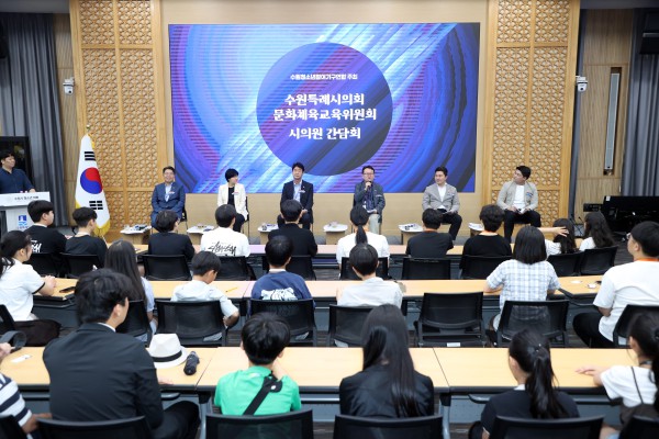 [사진] 수원시청소년의회 및 수원시청소년참여위원회 소속 청소년들과 청소년 정책과 사회참여 방안 등을 주제로 토크콘서트를 진행하고 있다