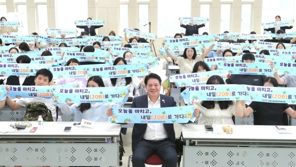 [사진] 20일 오후 안양창업지원센터에서 열린 2026년 안양시 청년도전지원사업 간담회 및 수료식에서 최대호 안양시장(가운데)을 비롯한 청년 참석자들이 기념사진을 찍고 있다