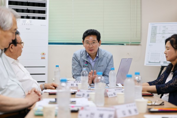 [사진] 이상일 용인특례시장은 28일 주민 민원 현장을 찾아 간담회를 진행했다