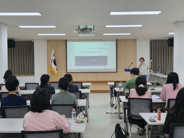 [사진] 14일 연성동 행정복지센터에서 복지민원 담당자를 대상으로 안전교육을 진행하고 있다 