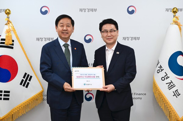 [사진] 김원기 의정부시장이 8월 13일 정부서울청사에서 구윤철 부총리 겸 재정경제부 장관에게 주요 현안 사항을 전달한 뒤 기념촬영을 하고 있다