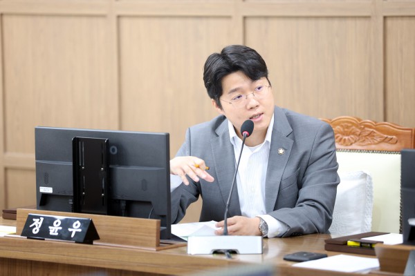 [사진] 수원특례시의회 보건복지위원회에서 정윤우 위원이 발언을 하고 있다