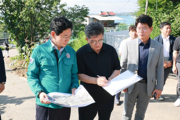 [사진]  이상일 용인특례시장이 15일 처인구 남사읍 진목리 집중호우 피해 현장을 살펴보고 있다