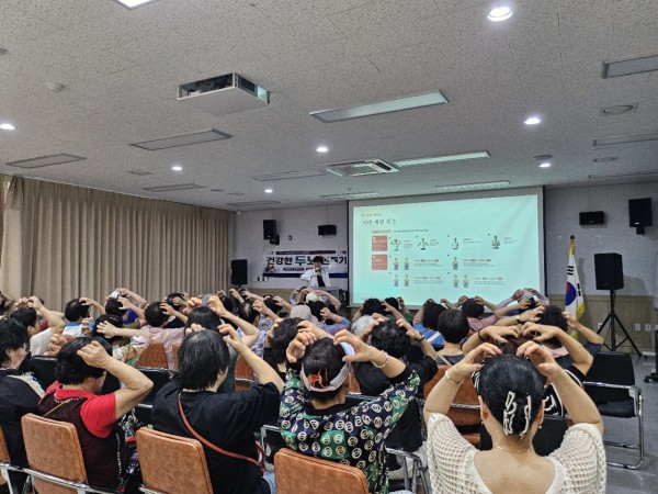 [사진] 13일 매화동 행정복지센터에서 열린 지역주민 치매 예방 특강에서 참석자들이 치매 예방을 위한 체조를 함께하며 인지 건강 증진 활동에 참여하고 있다