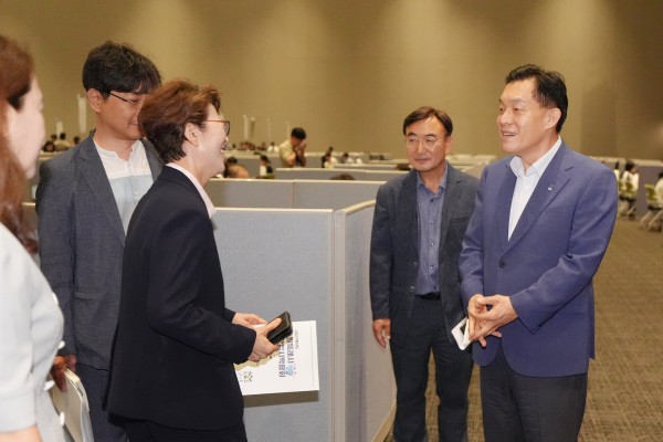 [사진] 이재준 수원시장이 대학입시박람회장을 찾아 참가자들과 대화하고 있다