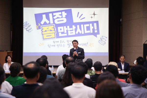 [사진] 최현덕 남양주시장이 별내동에서 열린 ‘시장 좀 만납시다’에서 주민들과 지역 현안에 대해 이야기하고 있다