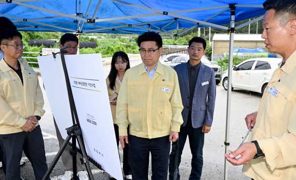 [사진] 김원기 의정부시장이 8월 31일 자일동 306-3 일원 예비군훈련장 이전 예정 부지를 찾아 사업 추진 현황을 점검하고 있다