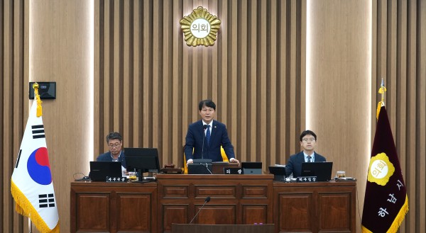 [사진] 하남시의회 정병용 의장이 8월 14일 제351회 임시회 제2차 본회의에서 폐회사를 하고 있다