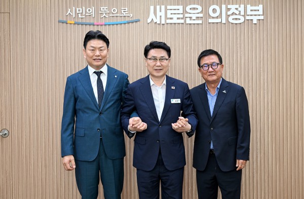 [사진] 김원기 의정부시장이 8월 26일 시장실에서 전용수 ㈜운트바이오 대표이사(사진 왼쪽)와 지역 바이오산업 발전을 위한 협력 방안을 논의한 뒤 기념촬영을 하고 있다