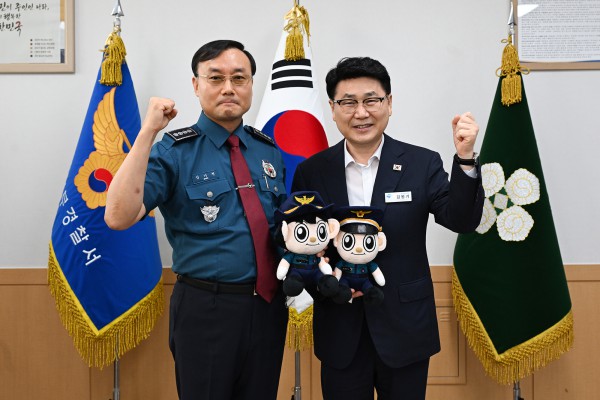 [사진] 김원기 의정부시장이 8월 25일 의정부경찰서를 방문해 신기선 서장과 기관 간 협력 방안을 논의한 뒤 기념촬영을 하고 있다.