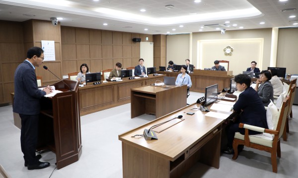 [사진] 수원특례시의회 기획경제위원회가 22일 제403회 임시회 회의를 열고 조례안 등 안건을 심사하고 있다