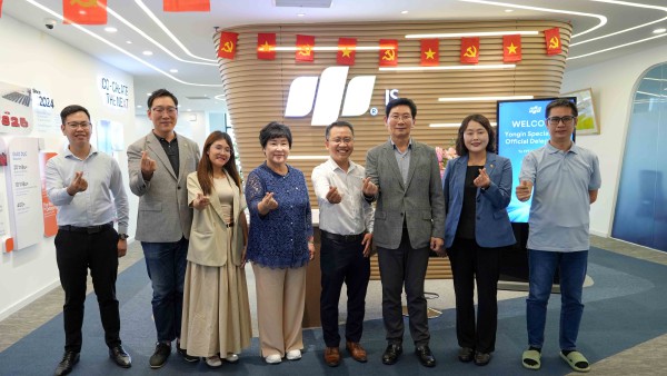 [사진] 5일 다낭 제2소프트웨어파크에 위치한 FPT 정보시스템을 방문한 이상일 시장(오른쪽 셋째)과 장정순 시의장(왼쪽 넷째), 신나연 시의회 자치행정위원장(오른쪽 둘째), 강영웅 시의원(왼쪽 둘째)이 응우옌까오타인 FPT 반도체 현장관리자(오른쪽 넷째) 등 FPT 그룹 관계자와 기념 사진을 찍고 있다