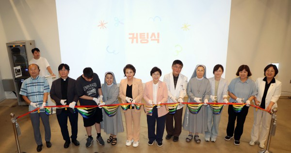 [사진] 김미경 수원특례시의회 의장과 김민양 의원을 비롯한 참석자들이 19일 복합문화공간 111CM에서 열린 ‘제9회 다담사진전’ 개회식에서 테이프 커팅을 하고 있다