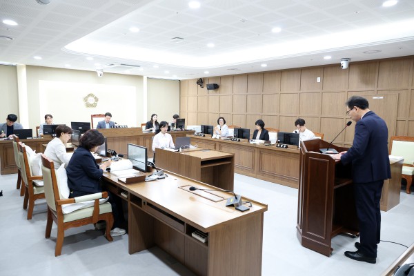 [사진] 수원특례시의회 기획경제위원회가 4일 제404회 임시회 중 조례안 및 2026년도 제2회 추가경정예산안을 심사하고 있다.