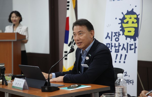 [사진] 최현덕 남양주시장이 지난 20일 오남읍 ‘시장 좀 만납시다’에서 주민들에게 인사말을 전하고 있다